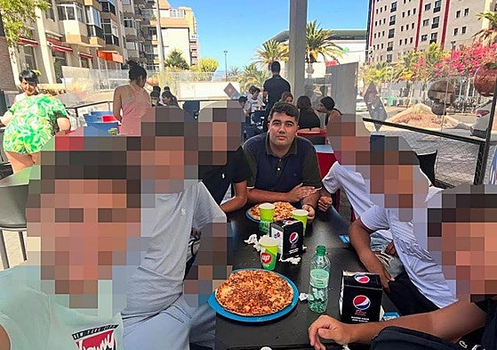 El detenido (en el centro) presumía de ser casi un padre para lo menores.