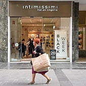 Numerosas personas aprovecharon ayer el día de apertura comercial en domingo para hacer compras navideñas.