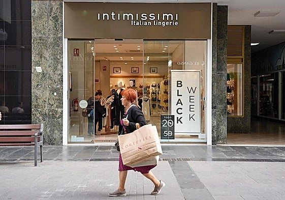 Numerosas personas aprovecharon ayer el día de apertura comercial en domingo para hacer compras navideñas.