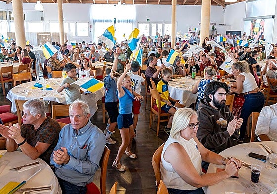 Ambiente festivo en el almuerzo de Navidad de CC en Tarajalejo.