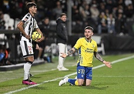 Viti, arrodillado, durante el encuentro del domingo en Castalia.