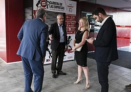 Francisco Hernández Spínola, en el centro de la imagen, entre los concejales Mauricio Roque, Esther Martín y Carlos Díaz.