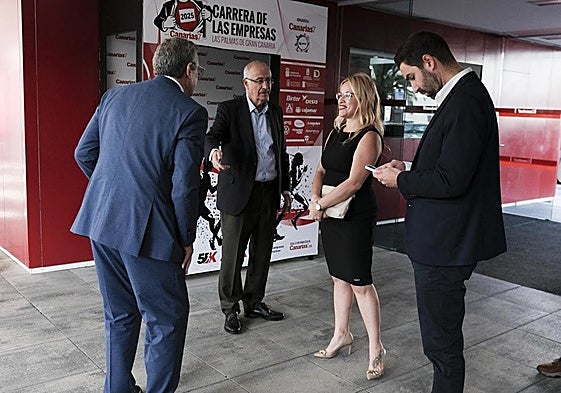 Francisco Hernández Spínola, en el centro de la imagen, entre los concejales Mauricio Roque, Esther Martín y Carlos Díaz.
