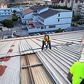 Operario en plena faena en la cubierta del pabellón Víctor Miranda.