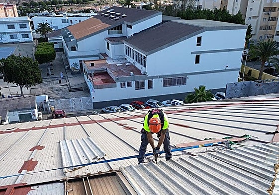 Operario en plena faena en la cubierta del pabellón Víctor Miranda.