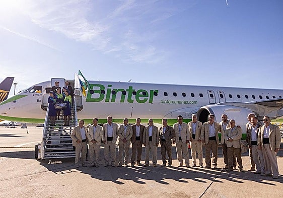 Imagen de familia antes de iniciar el vuelo a Sevilla.