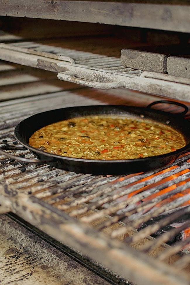 Arroz y brasas en Karbón Kale