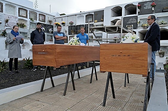 Imagen del momento del entierro.