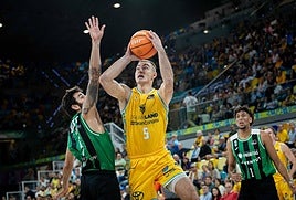 Samar intenta anotar ante la defensa de Rubio, en el reciente encuentro entre el Gran Canaria y el Joventut Badalona.