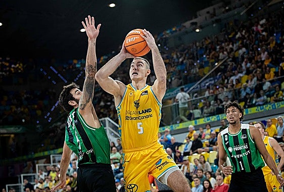 Samar intenta anotar ante la defensa de Rubio, en el reciente encuentro entre el Gran Canaria y el Joventut Badalona.