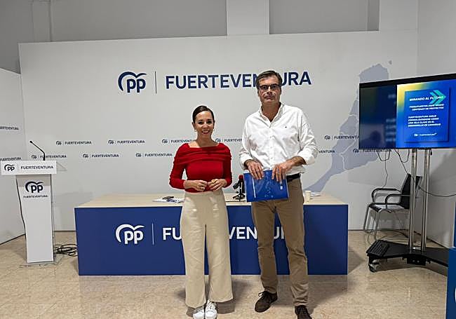 Jessica de León, presidenta del PP de Fuerteventura, y Fernando Enseñat, parlamentario popular.