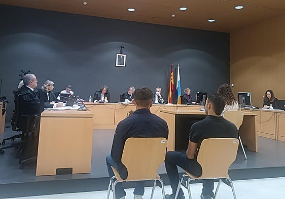 Imagen de los dos acusados sentados en la Sección Sexta de la Audiencia Provincial de Las Palmas.