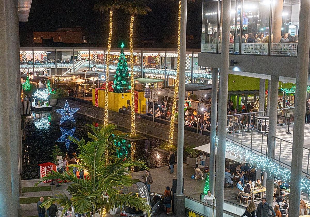 Imagen principal - Las Ramblas Centro enciende la Navidad con un mensaje que invita a reflexionar: «Más amor, más tiempo, más hogar»
