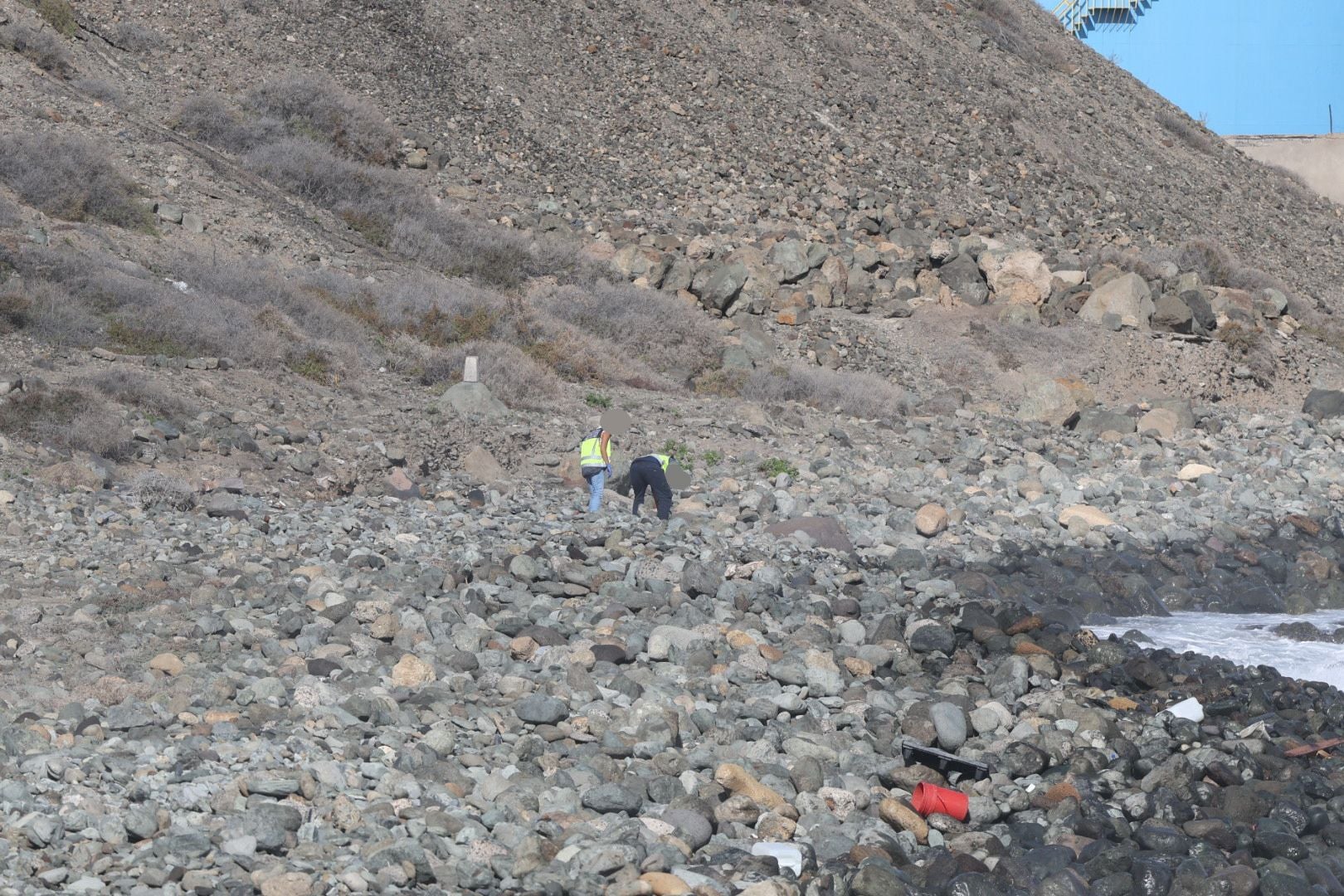 Las imágenes del hallazgo del cuerpo de un joven en la playa de Bocabarranco