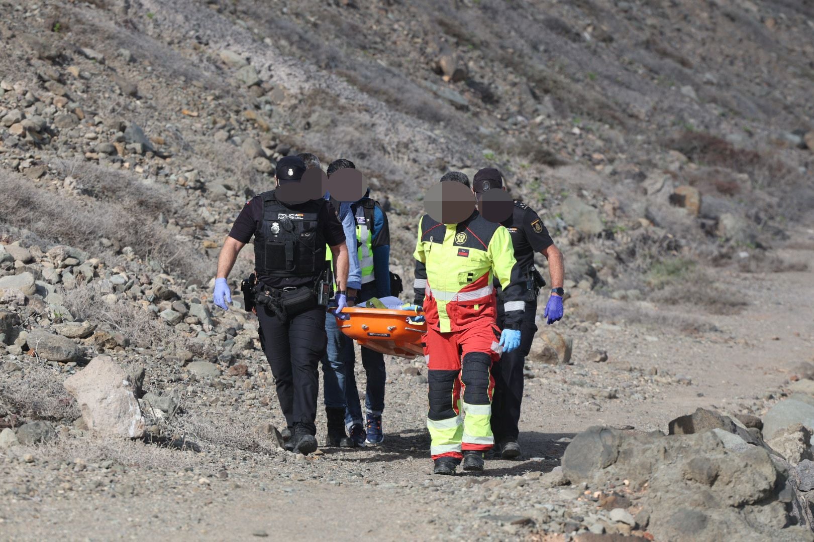 Las imágenes del hallazgo del cuerpo de un joven en la playa de Bocabarranco