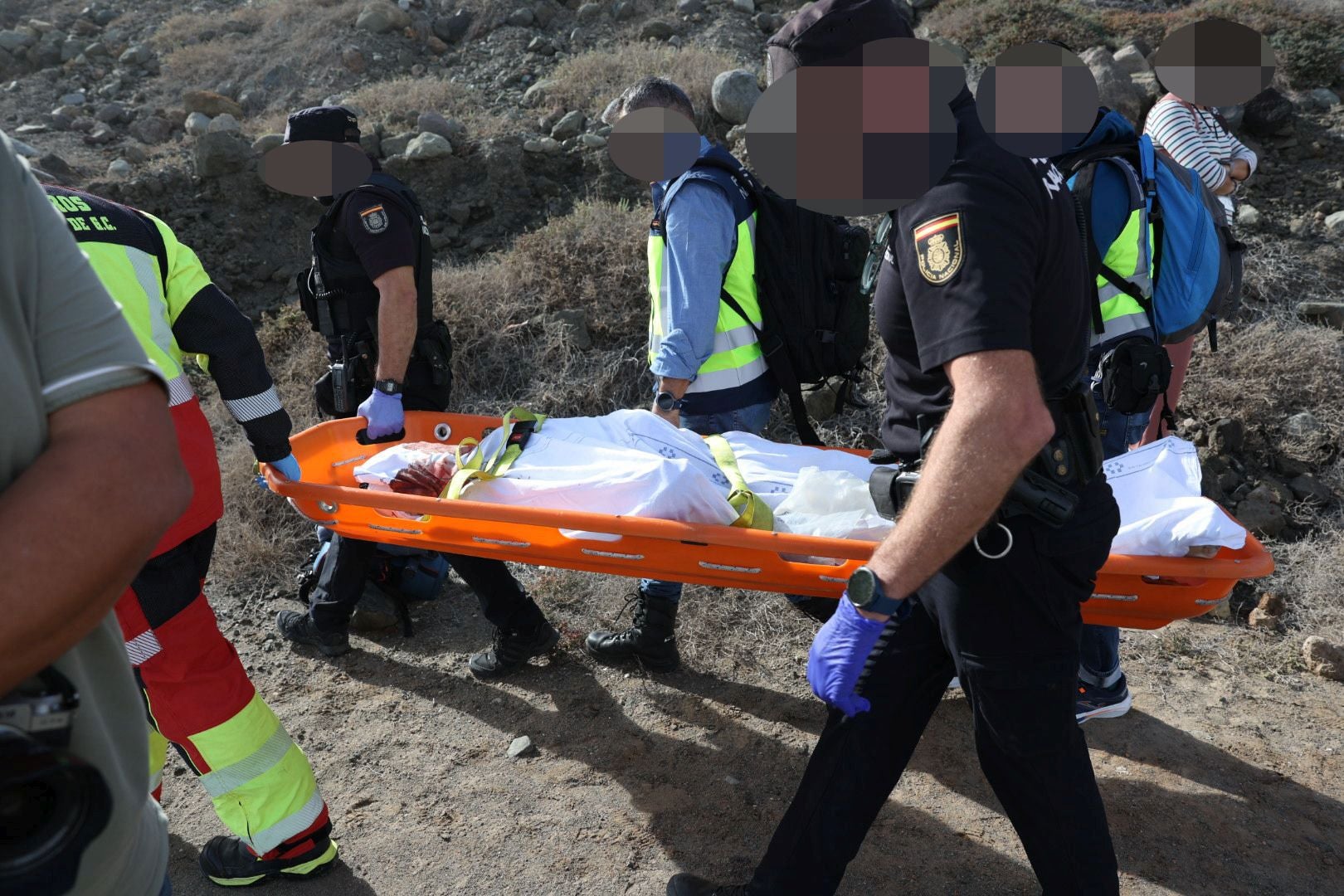 Las imágenes del hallazgo del cuerpo de un joven en la playa de Bocabarranco