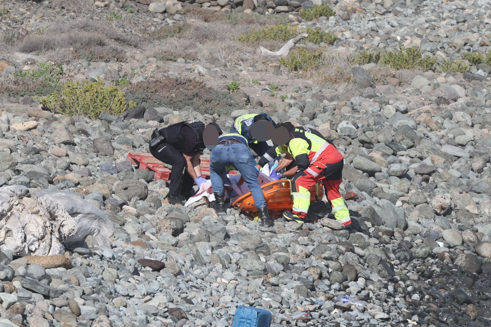 Las imágenes del hallazgo del cuerpo de un joven en la playa de Bocabarranco