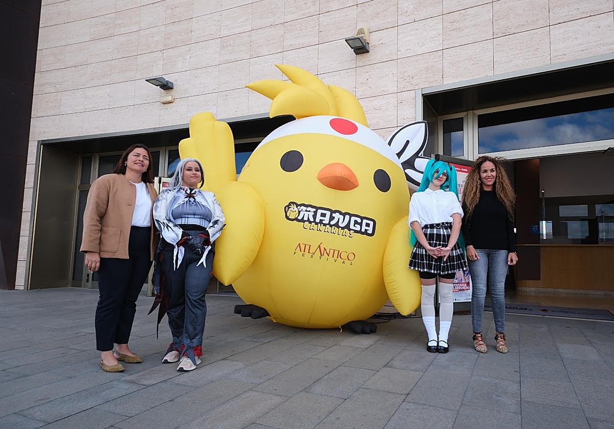 La concejala Jenifer Pérez y la consejera insular Carmen Alonso, en la presentación del Fuerte Nakama Puerto.