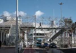 Imagen de la pasarela peatonal que se construye entre la trasera de Santa Catalina y El Refugio.