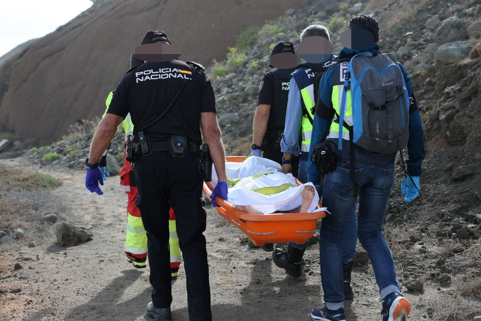 Las imágenes del hallazgo del cuerpo de un joven en la playa de Bocabarranco