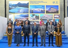 Foto de familia del Gobierno insular al presentar el presupuesto para 2026.