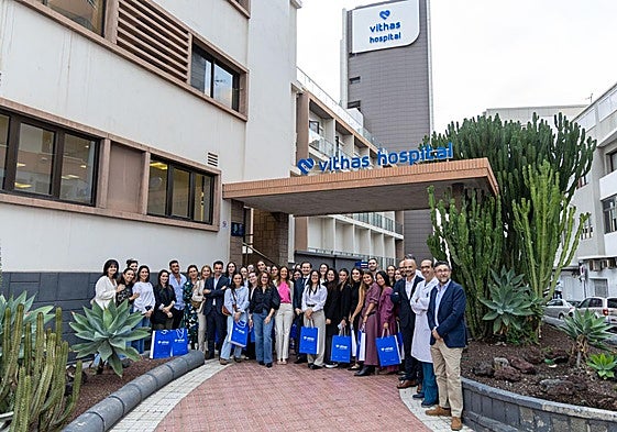Los alumnos de enfermería de la UNAM junto a personal docente y asistencial de Vithas y representantes de la universidad.