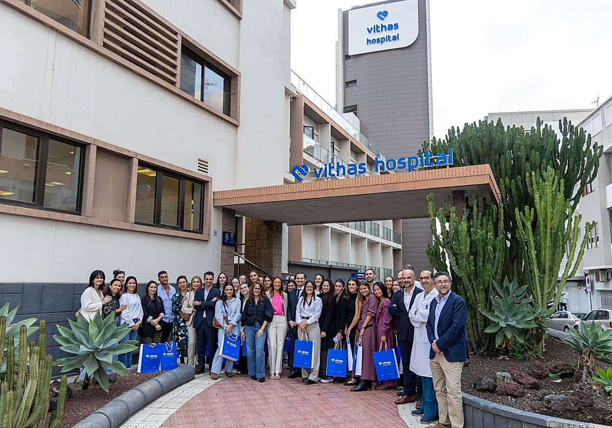 Los alumnos de enfermería de la UNAM junto a personal docente y asistencial de Vithas y representantes de la universidad.
