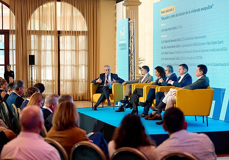 Mesa redonda 'Situación y retos del sector de la vivienda asequible' celebrada en el Hotel Santa Catalina de Las Palmas de Gran Canaria.