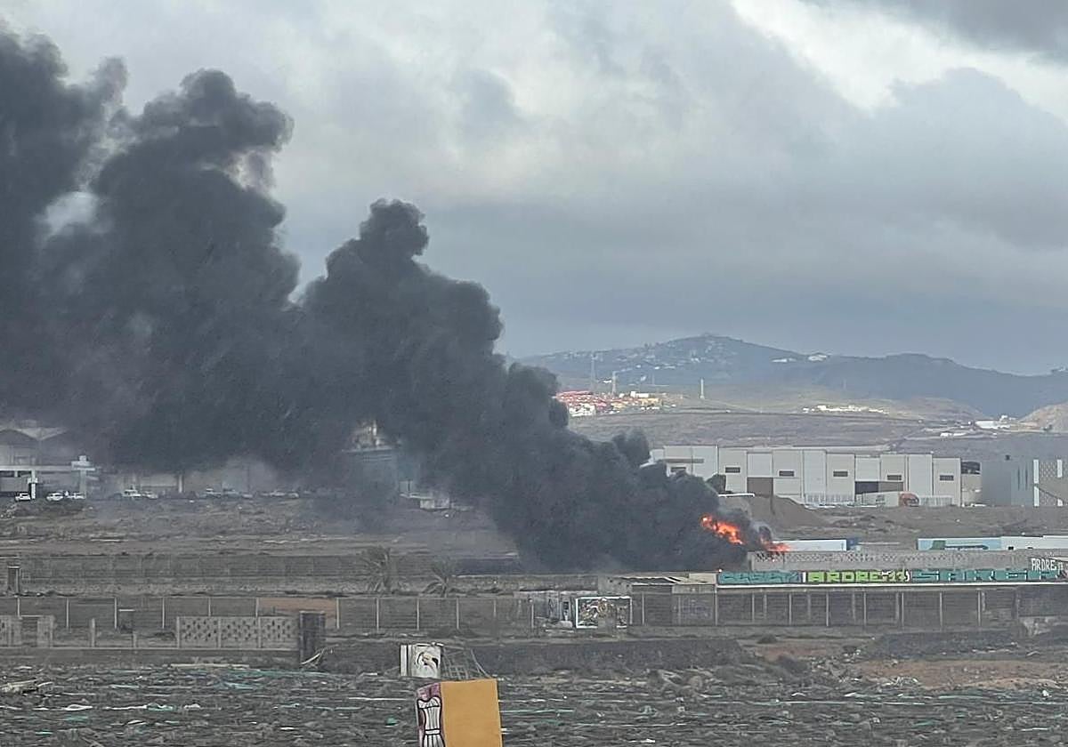 Imagen del humo negro y las llamas.