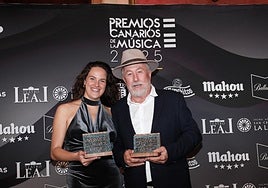 Julia Rodríguez y su padre, con sus respectivos premios en el lagunero Teatro Leal.