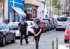 Dos policías patrullan en Las Palmas de Gran Canaria.