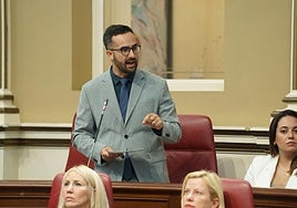 El diputado de AHI, Raúl Acosta en una intervención parlamentaria.