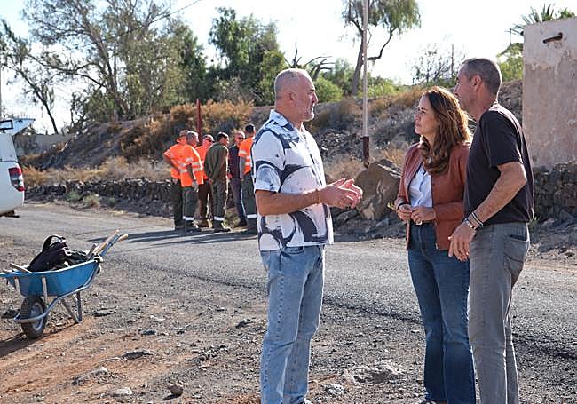 La presidenta Lola García y el concejal David de León, con el presidente del colectivo vecinal El Castillejo de Tesjuate.
