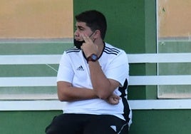 Imagen de Kenneth en un banquillo durante un encuentro.