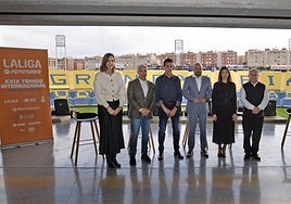 Las autoridades, en el palco del Gran Canaria. De izquierda a derecha, Carla Campoamor, Patricio Viñayo, José Ramón de la Morena, Carlos Álamo, Cristina Sánchez y Domingo Espino.