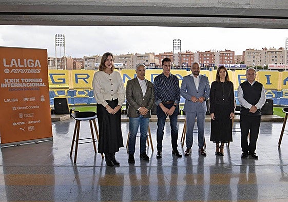 Las autoridades, en el palco del Gran Canaria. De izquierda a derecha, Carla Campoamor, Patricio Viñayo, José Ramón de la Morena, Carlos Álamo, Cristina Sánchez y Domingo Espino.