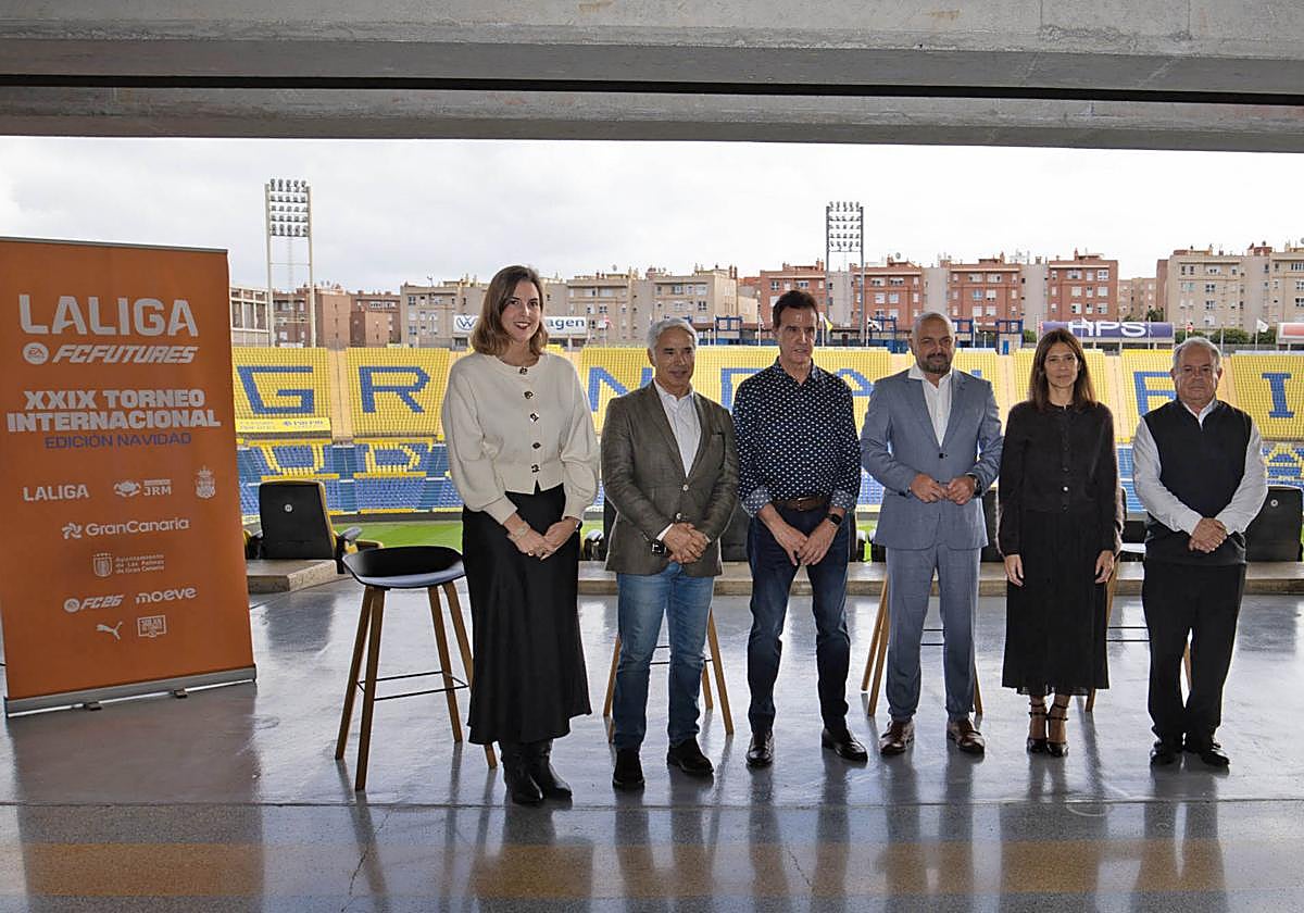 Las autoridades, en el palco del Gran Canaria. De izquierda a derecha, Carla Campoamor, Patricio Viñayo, José Ramón de la Morena, Carlos Álamo, Cristina Sánchez y Domingo Espino.