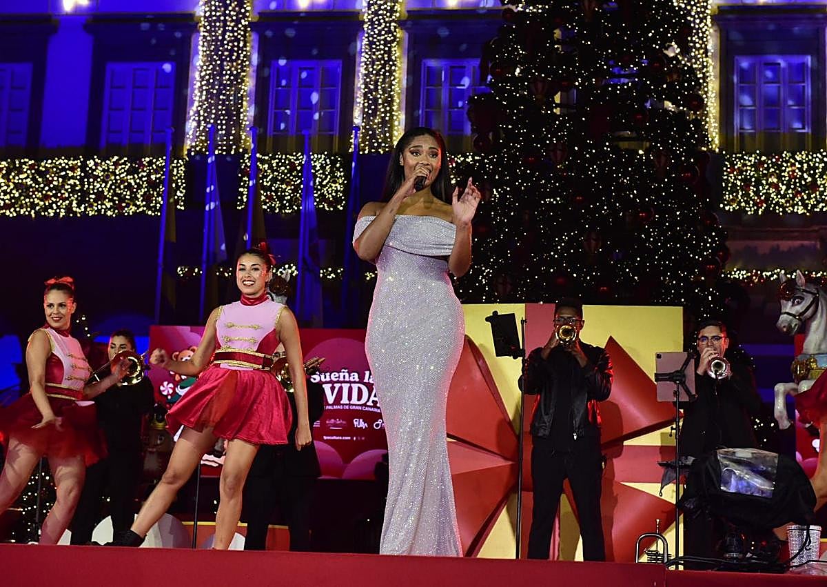 Imagen secundaria 1 - Detalles del acto de encendido de las luces de Navidad en Santa Ana. 