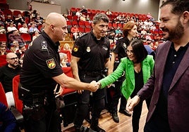 Imagen de la alcaldesa de Las Palmas de Gran Canaria, Carolina Darias saludando a los profesionales de la seguridad.