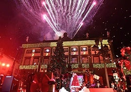 La alcaldesa, Carolina Darias, con la niña que interpretó a Noelle, en el momento del encendido de la iluminación navideña en Las Palmas de Gran Canaria.