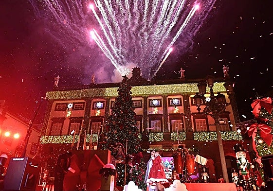 La alcaldesa, Carolina Darias, con la niña que interpretó a Noelle, en el momento del encendido de la iluminación navideña en Las Palmas de Gran Canaria.