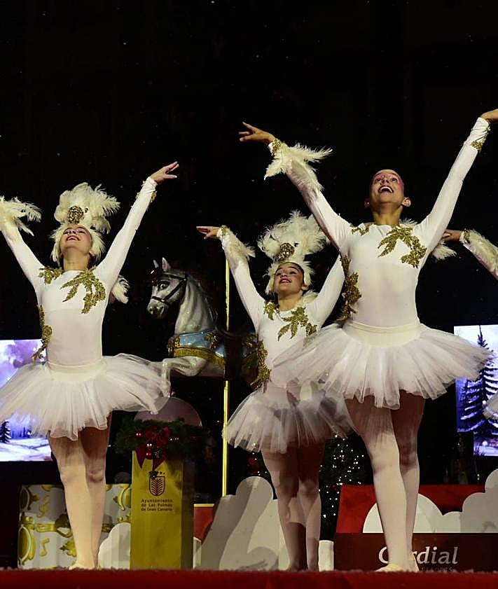 Imagen secundaria 2 - Detalles del acto de encendido de las luces de Navidad en Santa Ana. 