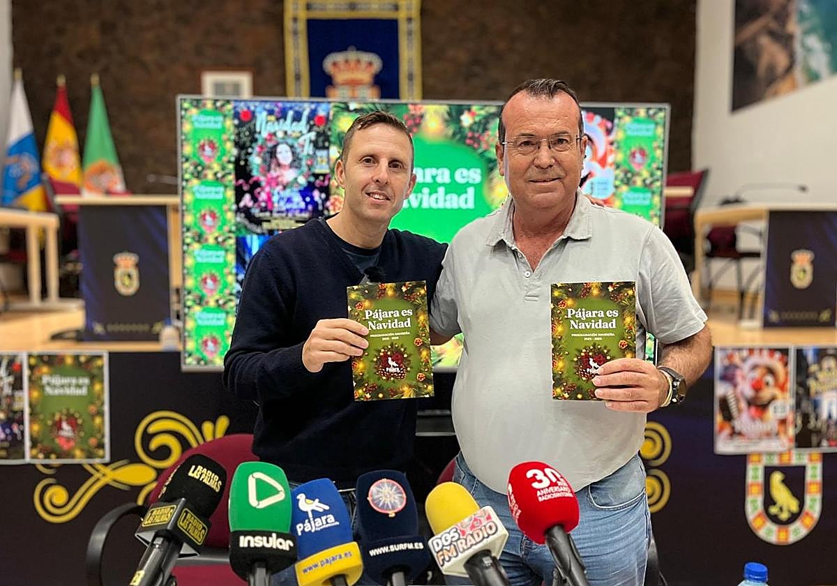 El alcalde Alejandro Jorge y el concejal de Cultura, José Díaz, con la programación navideña.