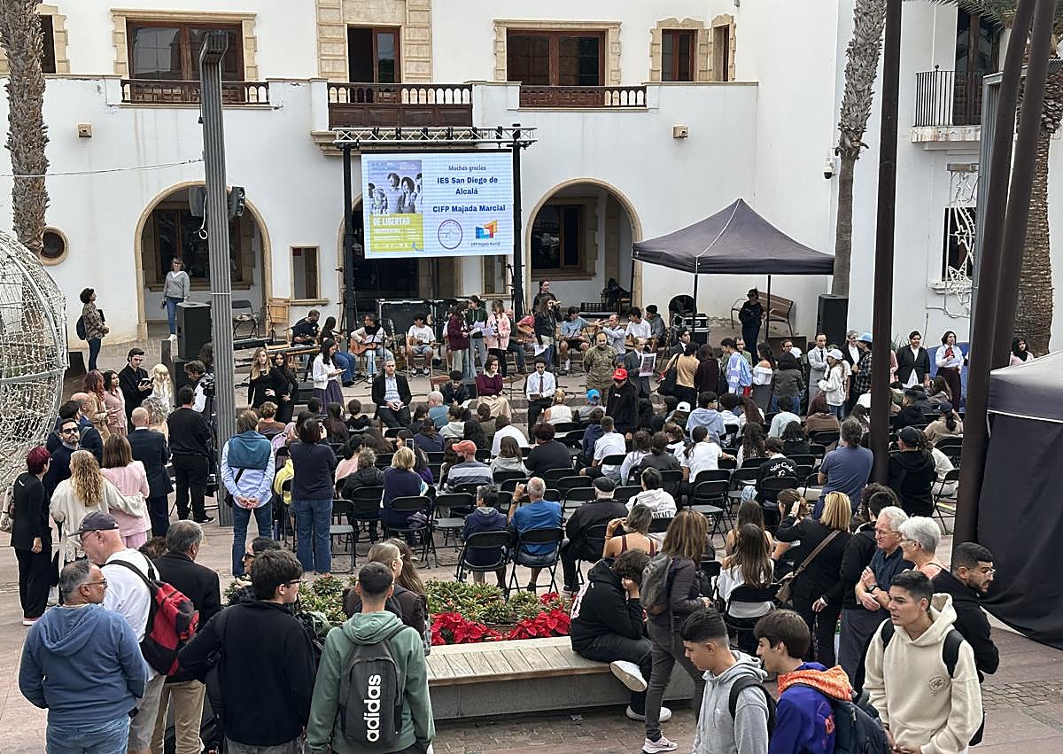 Imagen secundaria 1 - Pestana y Mayans, en el acto conmemorativo de Fuerteventura.