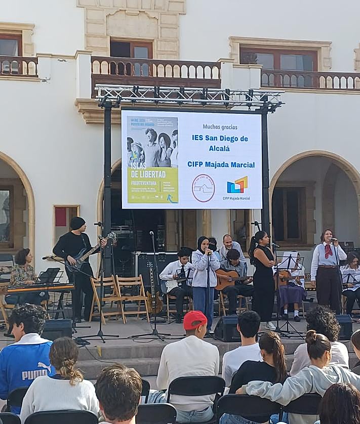 Imagen secundaria 2 - Pestana y Mayans, en el acto conmemorativo de Fuerteventura.