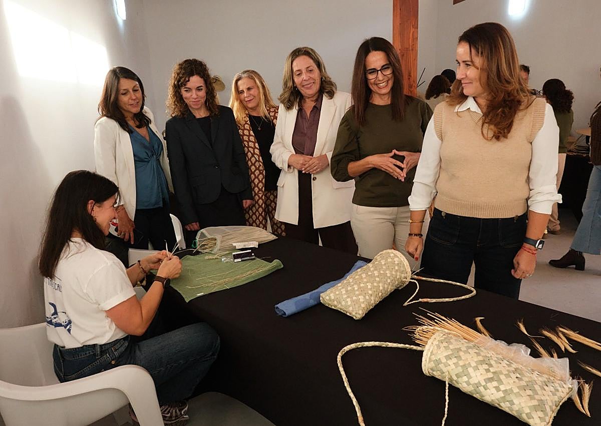 Imagen secundaria 1 - Alumnas y alumnos de los dos talleres.