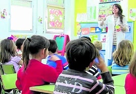 Una enfermera escolar en una clase.