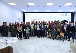 Foto de familia de participantes en el XX Concurso Oficial de Mieles de Gran Canaria.