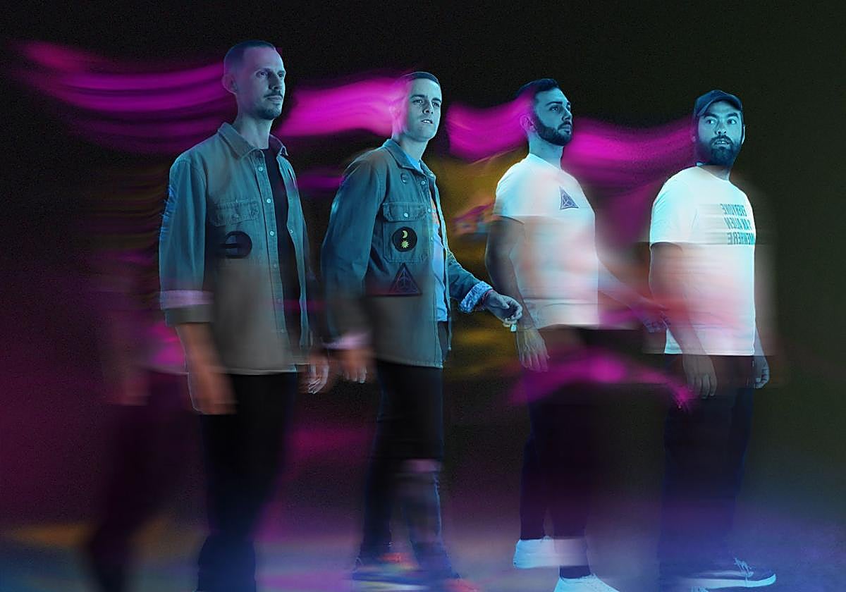 Paradise Coldplay actúa en el escenario del Beefeater Xmas Market, en el parque de San Telmo.