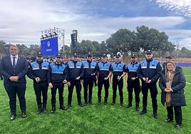 Vanesa Martín y Rayco Padilla junto a los agentes condecorados en Paiporta.